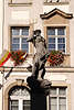 709844_ Neptun Denkmal Foto auf Marktplatz vor Hirschberger Rathaus Fenstern & Blumen an der Wand