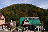 709005  Krummhübel hübsche schlesiche Kneipen (Bosman & Karczma slaska) in Foto unterm Berg im Herbst