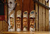 Volkskunst Gesichter Schnitzereien in Holz Skulpturen Bild in Schreiberhau Grillkneipe