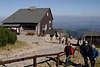 Schneekoppe Bergtouristen Foto vor Sessellift Bergstation im Riesengebirge Bild