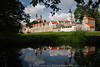 Kloster Wigry Panoramafoto Gebäudekomplex Spiegelung im Wasser Postermotiv in Wolken Blauhimmel