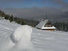 Bd0909_Berghütte am Wald in Schnee Winterstimmung Foto vom Nationalpark Hohe Tatra Bergwanderung