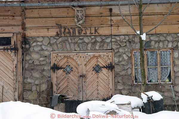 Janosik Sagaheld geritzt an Hauswand Skulptur