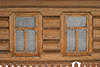 Holzhaus Fenster-Paar mit Rauhreif gefrorene Wandfassade Foto Museumsdorf Chochol�w