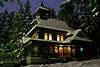 Zakopane Holzkirche Jaszczur�wka Winterbild historisches Goralebaustil Lichter in Schnee