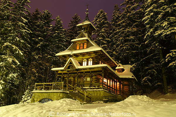 Zakopane Holzkapelle Jaszczurówka Winterbild Gorale Holzbaustil romantisches Nachtfoto