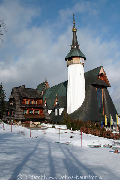 Zakopane Holzkirche weisser Rundturm Goralstil Pfarrhaus