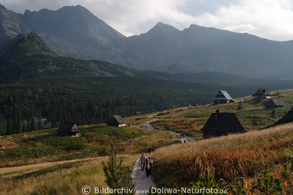 Gasienicowa Hala Wanderweg Foto im Bergtal Hohe Tatra Gipfelsicht über Holzhütten