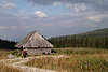47319_Wanderer Bild an Holzscheune-Bank sitzen schlafen Erholung in Nationalpark Hohe Tatra