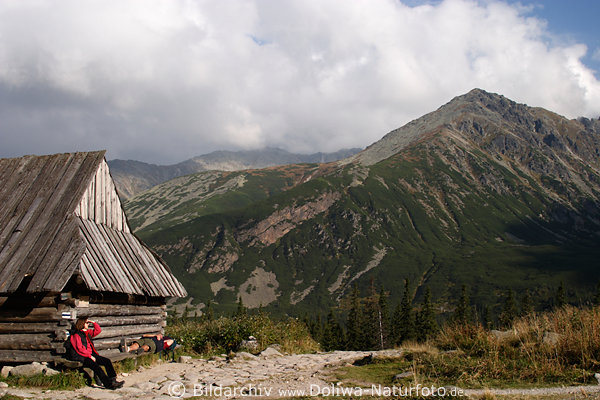 Tatra Wanderer an Holzhtte schlafen sitzen an Bank mit Bergblick zlta Turnia Gipfel in Bild