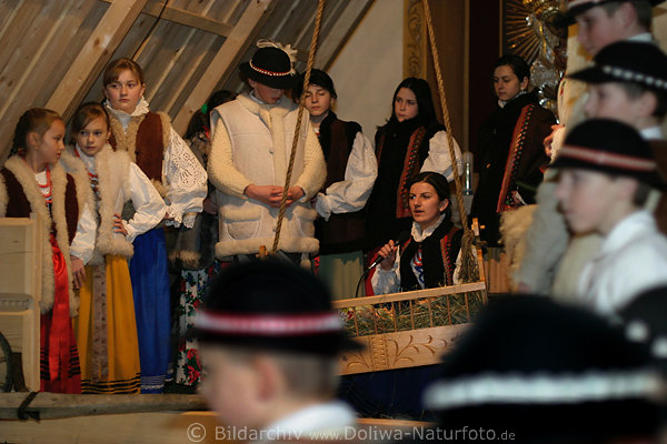 Christentum Brauch Trachten Weihnachtsspiel Jaselka Kinder Jugend singen bei Jesuskrippe