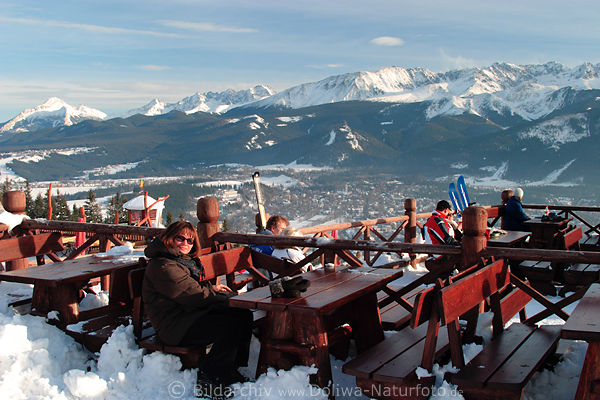 Zakopane Gubalwka Holzbnke im Schnee Winter Bergpanorama Hohe Tatra Touristen