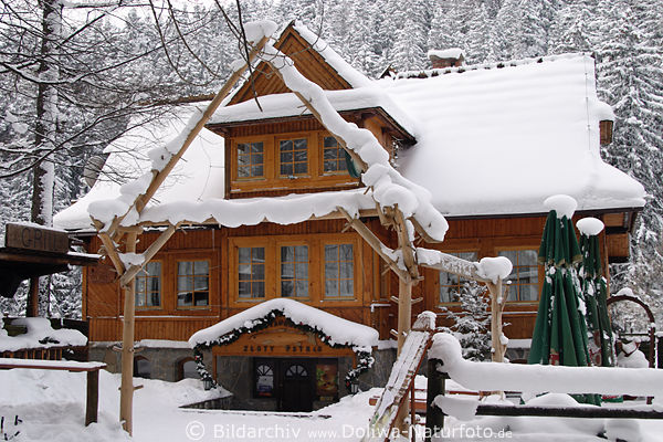 Kneipe Zloty Pstrag (Goldene Forelle) Holzhaus in Schnee Winterbild im typischen Zakopanestil 