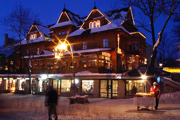 Zakopane Kneipen-Shops Nachtbild Ksestand Oscypki in Krupwki Fussgngerzone Weihnachtslichter