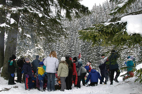 Schnee-Lagerfeuer Kinder grillen W�rstchen in Winter Klassenfahrt-Spass in Naturbild