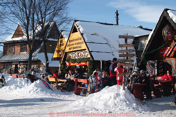 Zakopane Winterurlaub Touristen vor Holzhtten im Schnee Sonnenschein auf Gubalwka Berg Hohe Tatra Kneipen