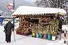 Zakopane in Schnee Urlaub Winterbild: buntes Blumenladen traditioneller Andenkenkiosk an Strassenecke