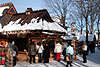 Gubalówka Touristen an Grillhütten & Kneipen im Winterfoto, Winterurlaub im Schnee & Sonnenschein