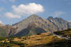 47330_ Karpaten Hohe Tatra “Gelbe Turnia” Gipfel Bergkulisse Bild mit Touristen auf Bergwanderung im Nationalpark