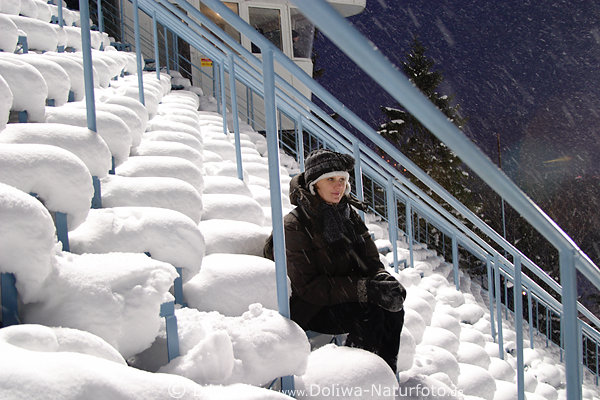 Zakopane Schischanze Tribne Winterfoto weisse Bnke mit Mdchen im Schneefall