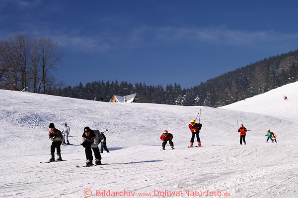 Skifahrer auf Gubalwka Skipiste Jugendliche Kinder Skiabfahrt Loipe in Zakopane