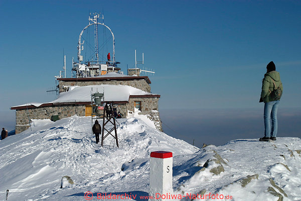 Wetterstation Kasprowy Wierch Foto 1987m hoher Berggipfel Frau am Grenzpfosten
