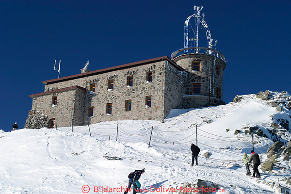 Wetterstation Kasprowy Wierch Gipfelhaus in 1987m Hhe Wandersteig Foto mit Touristen
