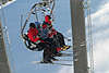 Skilift Skifahrer im Sessel Liftfahrt in Hohe Tatra Winterfoto zur Seilbahn Kasprowy Wierch