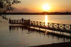 Masuren Ogonken romantischer Sonnenuntergang Schwenzait-See Wassersteg Besucher Enten orange-rot Abendstimmung Spiegelung Mazury Ogonki
