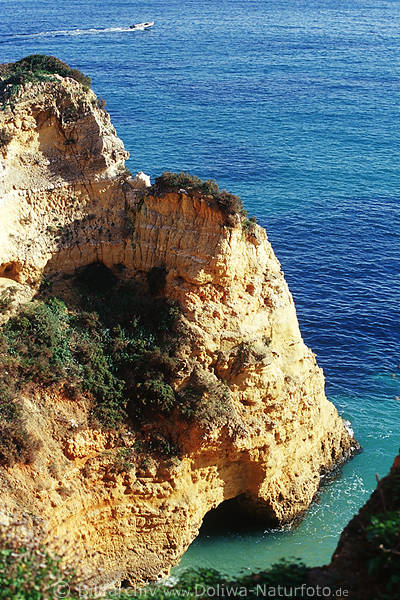 Algarve K�stenfoto Goldgelber Fels mit Grotte im Meer Blauwasser Boot Seefahrt