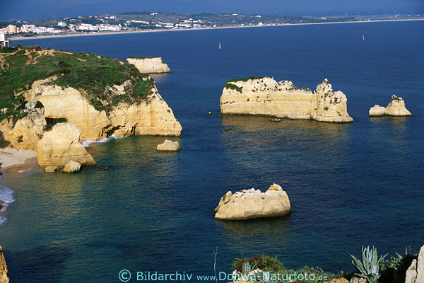 Algarve Badebuchten Foto zerkl�ftete K�ste Klippen zerstreute Felsen Baia de Lagos Meerblick