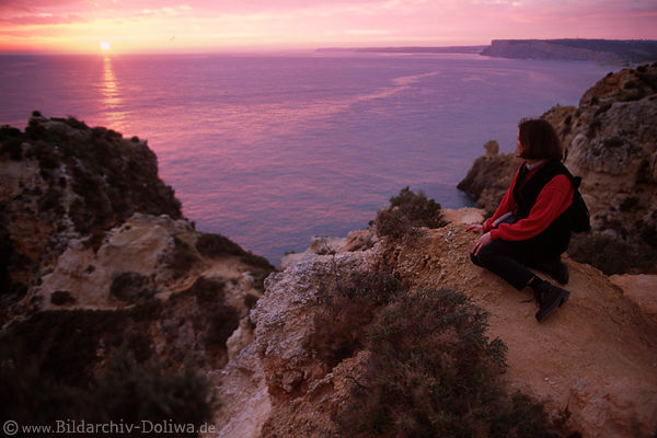 Algarve Steilk�ste Frau Meer Sonnenuntergang am Ponta da Piedade