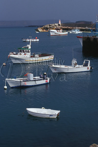Sagres Hafenbucht Schiffe auf Anker vor Leuchtturm in Algarve