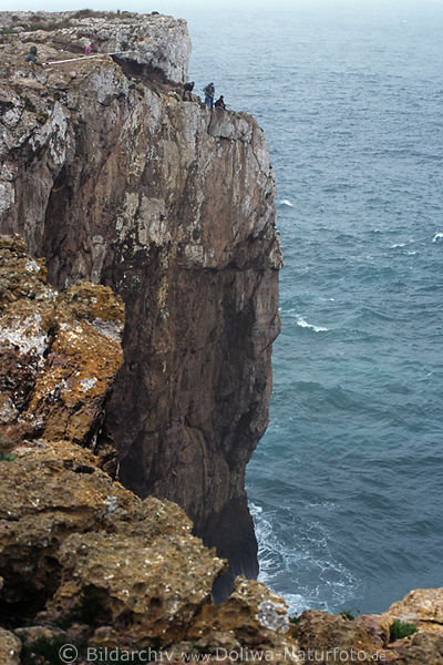Hochklippen Angler an Felsen-Steilwand ber Meerwasser Ponta de Sagres