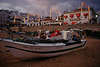 Albufeira Hafenstadt Lichter & Abendstimmung, Fischerboot in Sand, Wolken über Häuser & Bars im Hafen