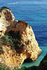 Goldgelber Fels mit Grotte im Meer blau Wasser Algarve Küstenfoto vor Motorboot auf Seefahrt