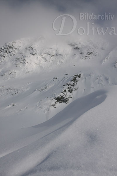 Schneeverwehungen Foto Naturbild Fogarascher Berggipfel Wintermrchen in Schnee
