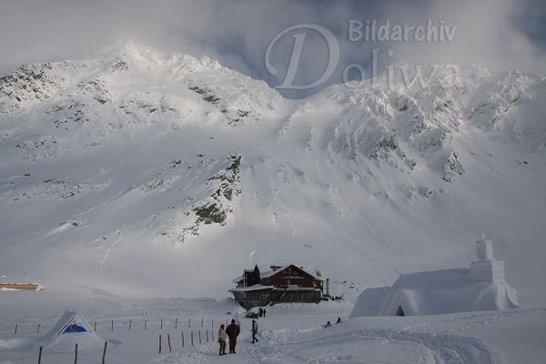 Fogarascher Bergtal Winterbild am Blea See Berghtte Eiskirche Schneeweg Naturfoto