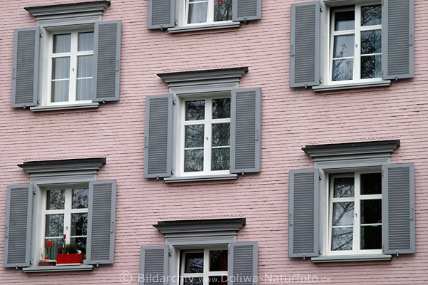Appenzell Haus rosa Wandfarben dichte Fenster graue Fensterladen