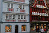 600755_ Appenzell Stadtbild in Schweiz Reisefoto, Appenzeller Fussgängerzone bunte Häuser mit Wandmustern