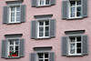 600765_ Appenzell Haus in rosa Farben & dichten Fenstern grauen Fensterladen auf Hauswand in Appenzellerland