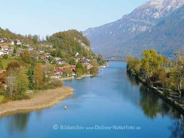 Aare blauer Wasserweg Kanal mit Brcke zwischen Thunersee & Brienzersee
