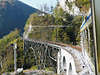 EA-0100_Zugfahrt über Brücke Stahlgerüst in Berge Berner Oberland Landschaft Foto