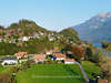 EA-0120_Interlaken Landschaft an der Aare Häuser grüne Wiese Berge Ferienort im Berner Oberland