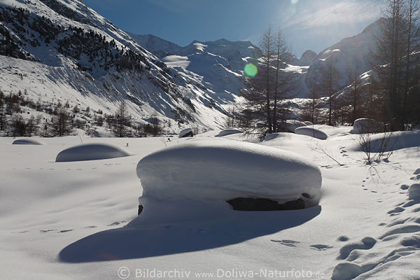 Schneewehen auf Steinen Naturbild Alpen-Bergpanorama Romantik Winterlandschaft