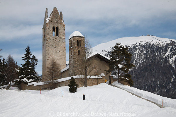 San Gian Taufkirche Foto vor Mutas Muragl Berg ber Celerina Winterbild