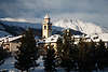 901115_ Celerina, Schlarigna Ansicht unter Engadin verschneiten Bergen mit Kirche in Winterlandschaft Bild