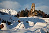 Kirche San Gian in Engadin verschneiten Berglandschaft Winterbild