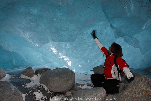Eishhle Winterfoto Gletschergrotte blaue Eiswand Bild mit Frau Morteratschgletscher Touristin