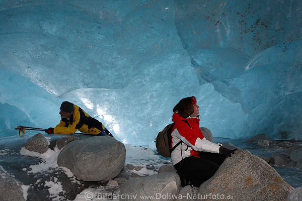 Gletschergrotte Morteratsch Eisgrotte blaue Eishhle mit Touristen